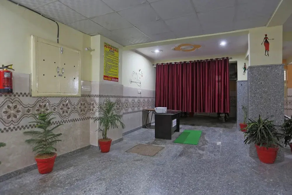 SPOT ON 48911 Sukhrali Residency