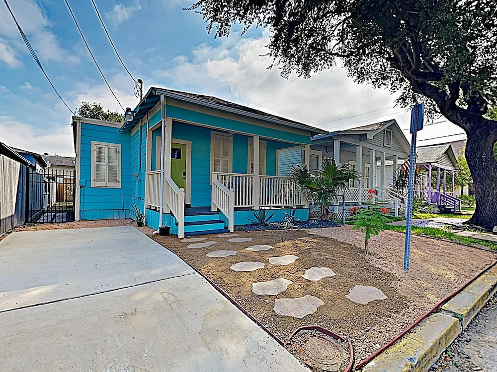 New Listing! Charming By The Beach 2 Bedroom Home