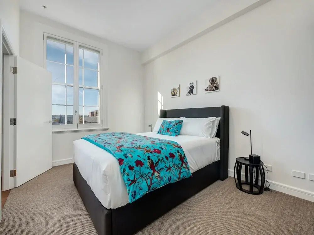 Inner-city Apartment Minutes Walk to Dining Hubs