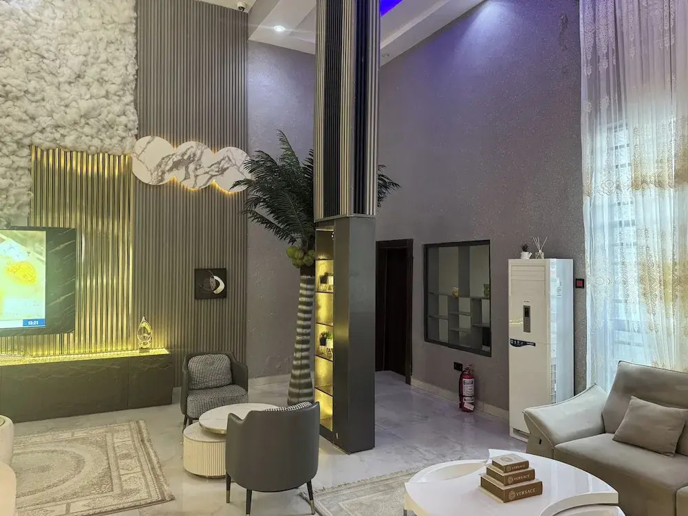 Silver Gate Hotel and Suites