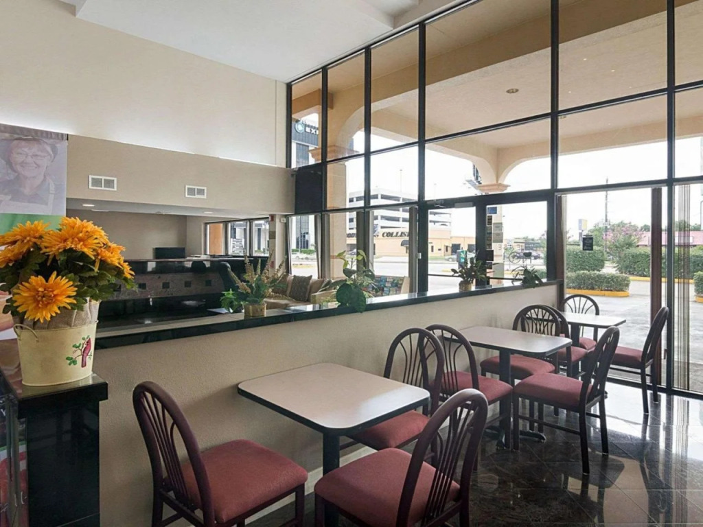 Econo Lodge Inn & Suites West - Energy Corridor