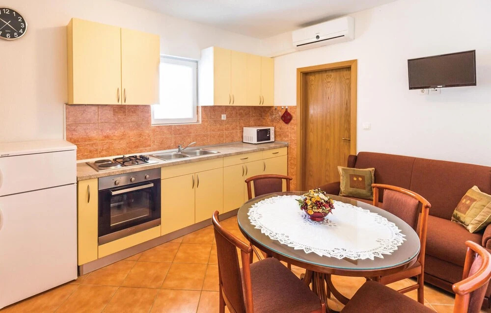 Beautiful Home in Makarska With Wifi and 2 Bedrooms