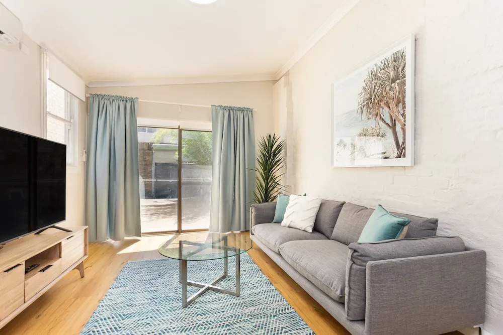 Ultimo 1 bed. furnished house w parking