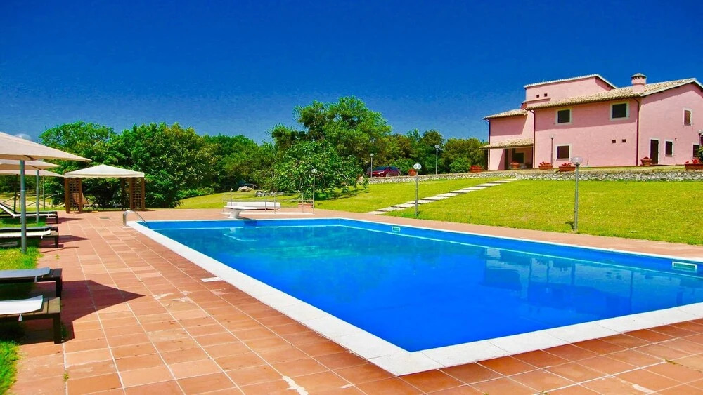 Villa Vallocchia - sleeps 18. Exclusive pool/grounds. Spoleto 10 mins. Rome 1 hr