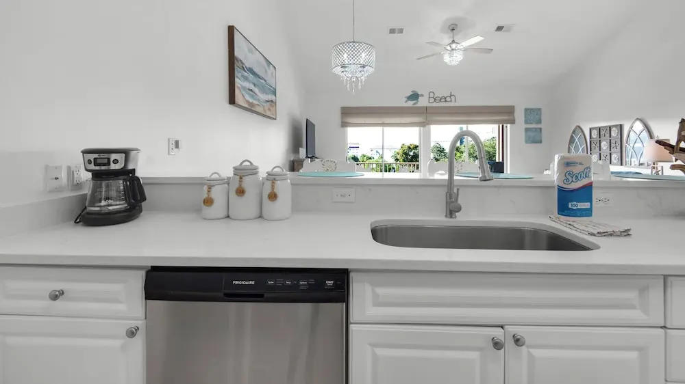 .2 Miles From Beach, Bright and Modern Townhome, 3bd, 3bth