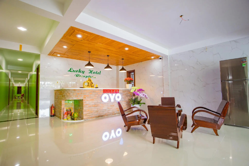 OYO 882 Lucky Hotel