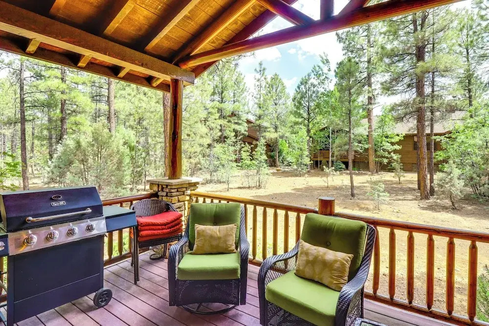 4 Miles to Lake: Retreat w/ 2 Decks!