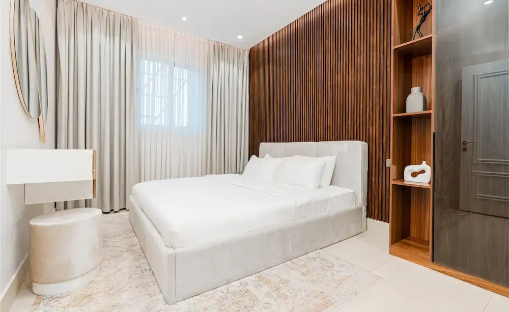 Elegant Work & Study Space, Near Dining & Shops