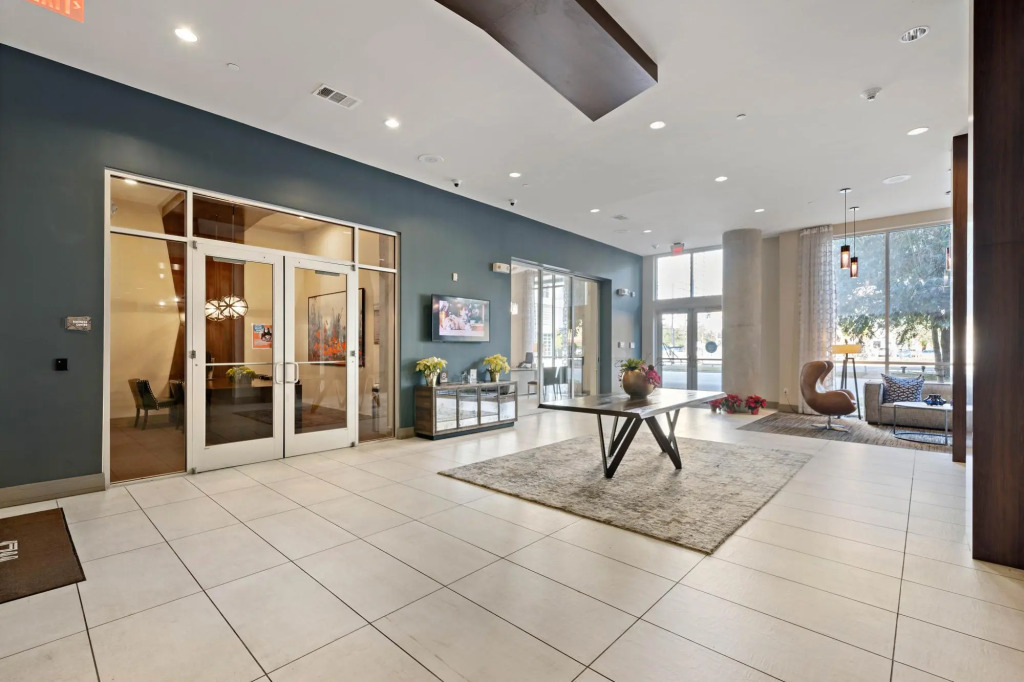 Spacious Private and Elegant Downtown Location