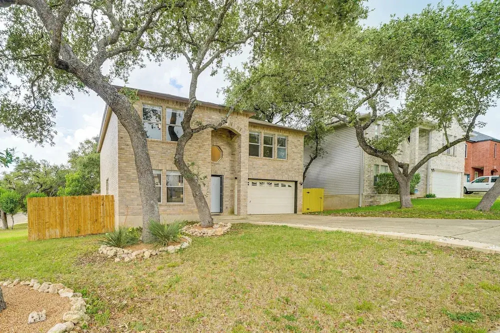 Spacious Home w Deck Near San Antonio Aquarium