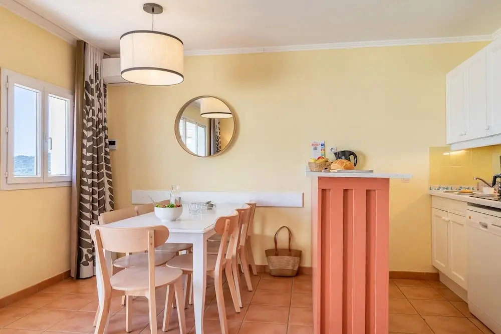 Riverfront Family Stay With Balcony