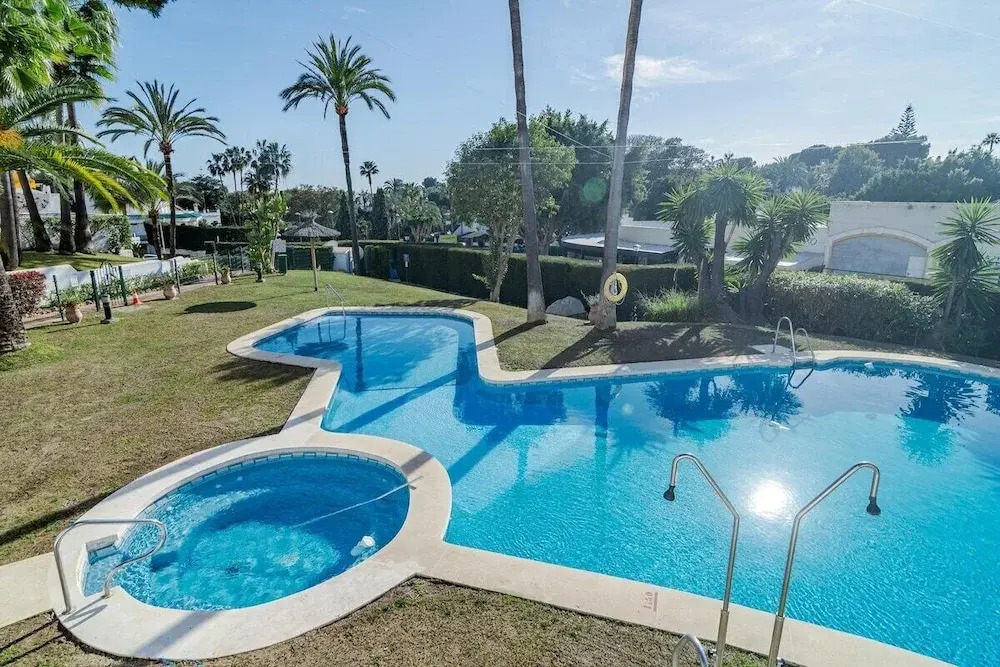 AB4 - Lovely Holiday Home Walking Distance, Beach
