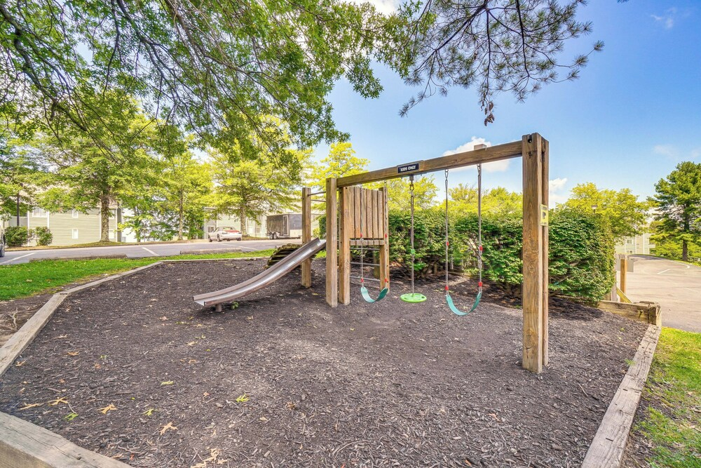 Indoor & Outdoor Pool Access! Condo 3 Mi to Gsmnp