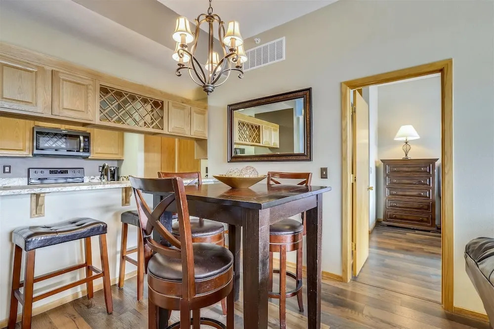 Lake Forest 204f 2 Bedroom Condo by Redawning