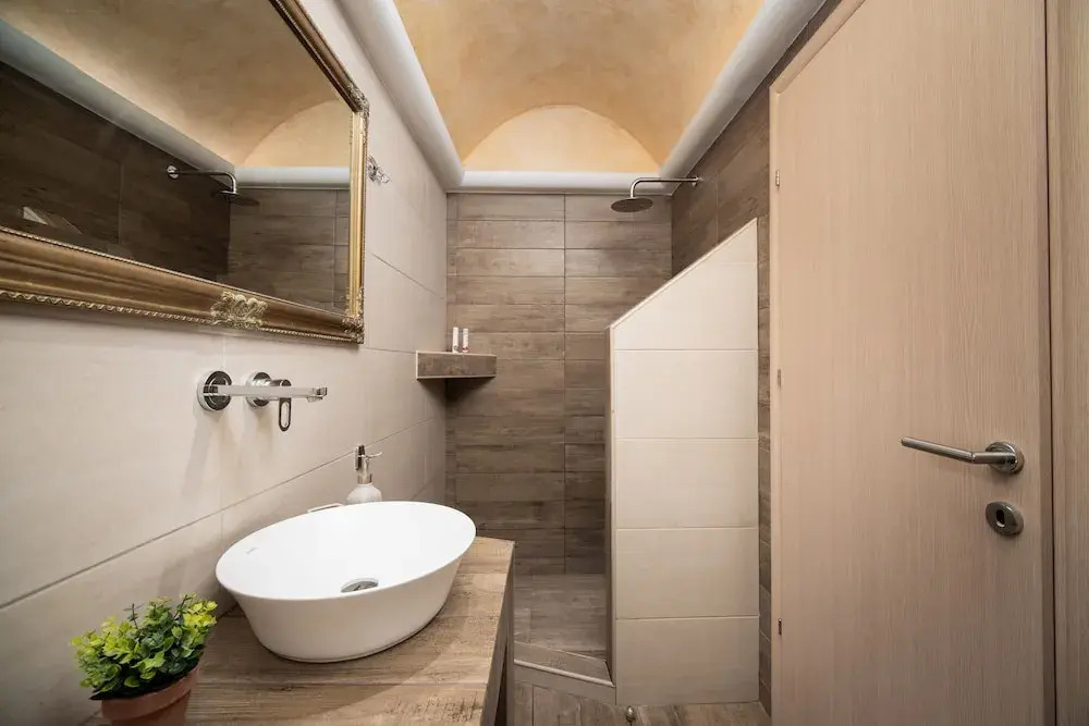 Pithos Apartments