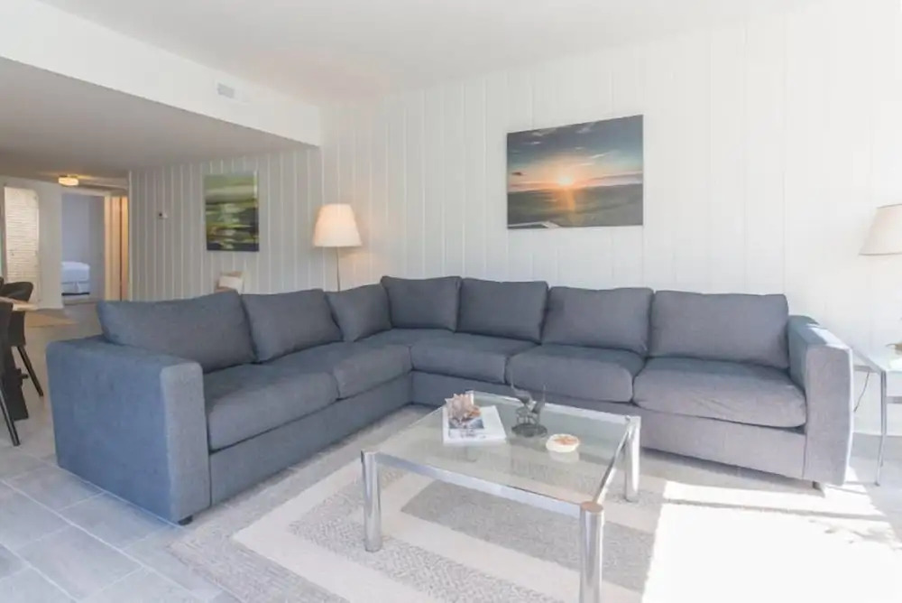 2077 Beachwood