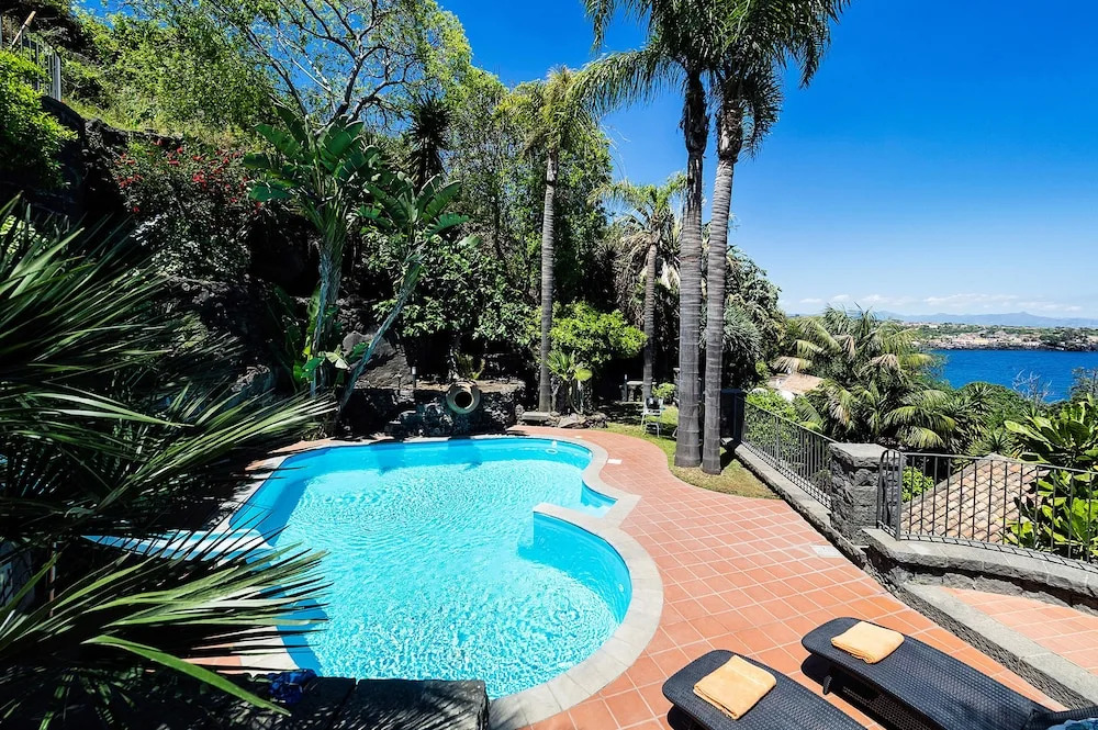 Villa La Timpa - antica e maestosa villa con jacuzzi privata con una meravigliosa vista sull'Etna e sul mare