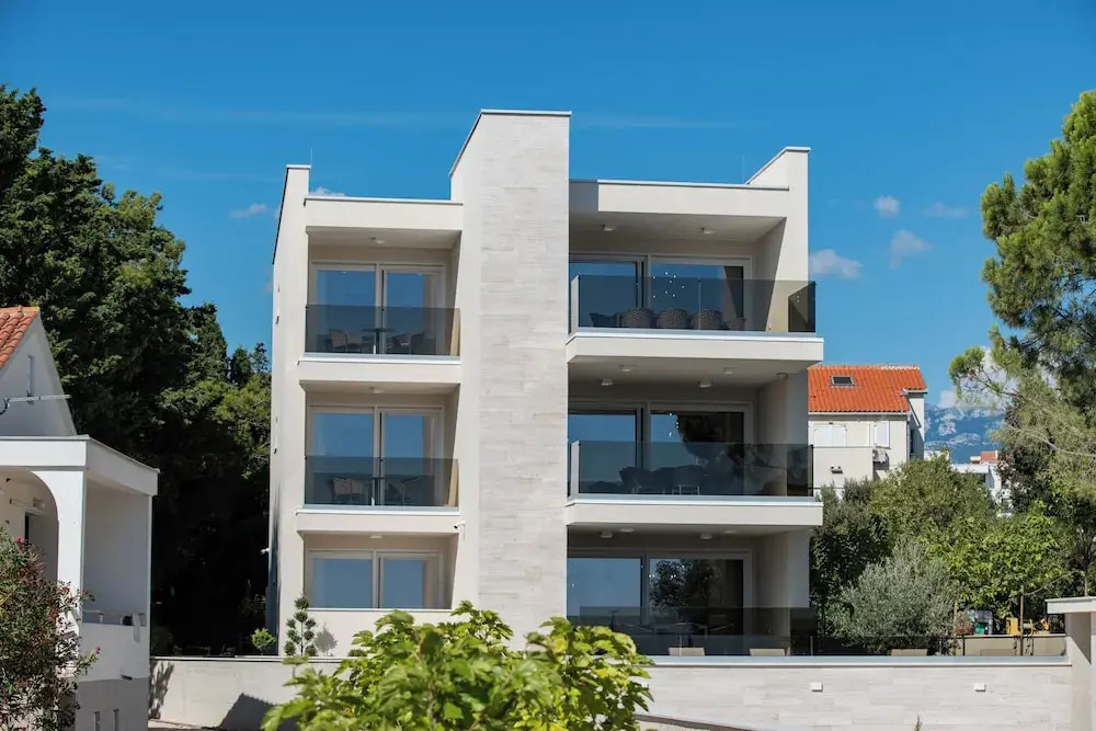 Bumblebee apartments & rooms with pool