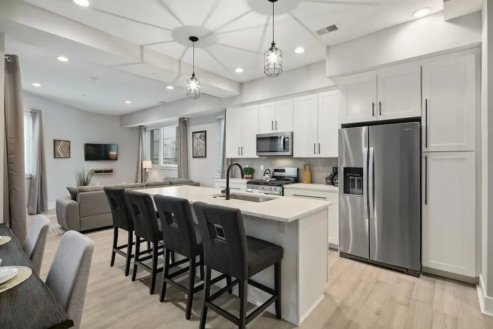 Bright 3 Bedroom + Rooftop Views