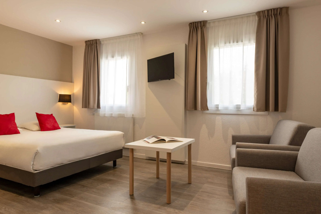 Hotel The Originals Bernay Acropole