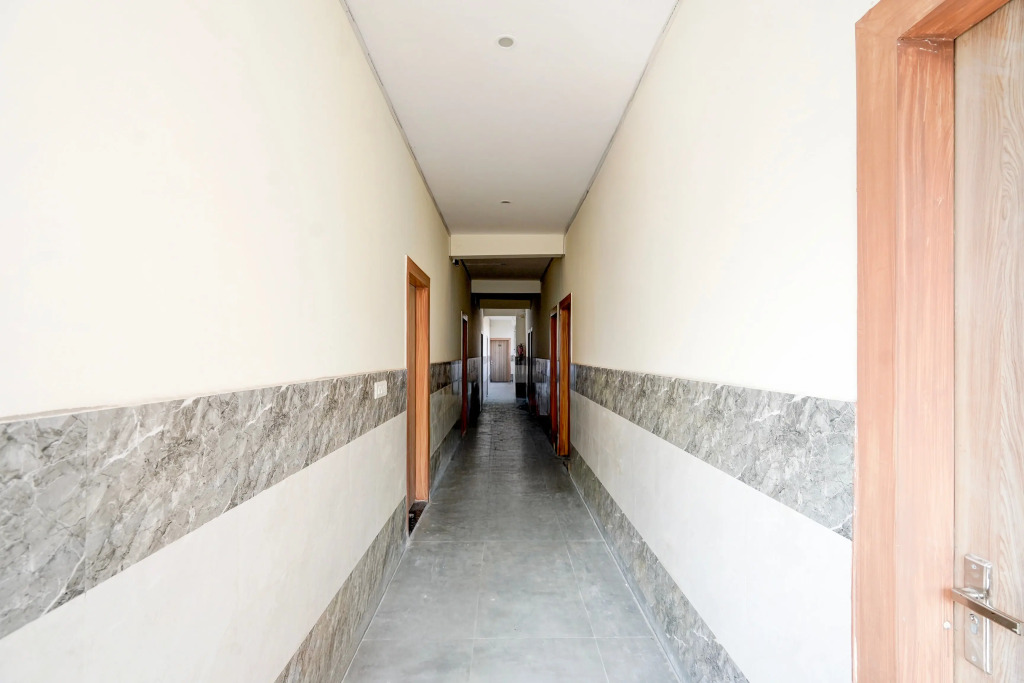 Super Townhouse Sector 18 Udhyog Vihar