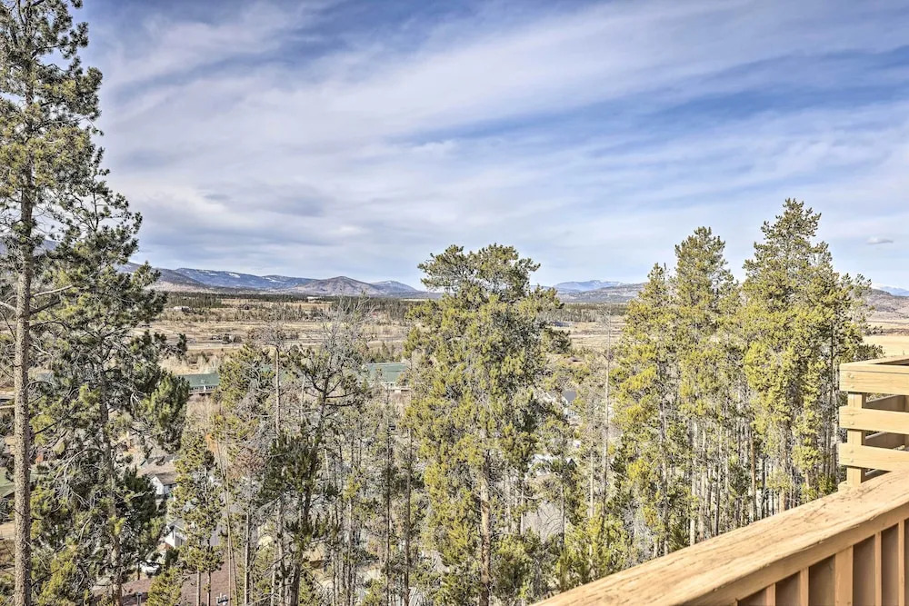 Sunny Alpine Escape w/ Hot Tub + Mountain Vistas!