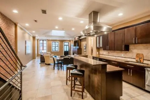 LazyKey Suites - Gorgeous 3BD Penthouse w/Spa and a Private Deck