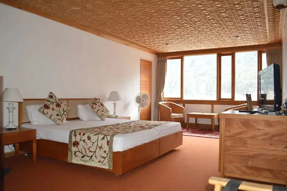 Pahalgam Hotel Riverside Luxury
