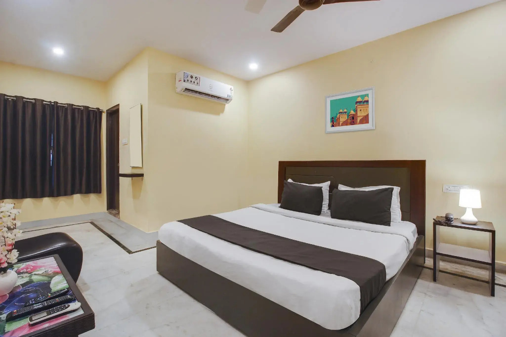 OYO 22736 Anuguna Tulasi Grand