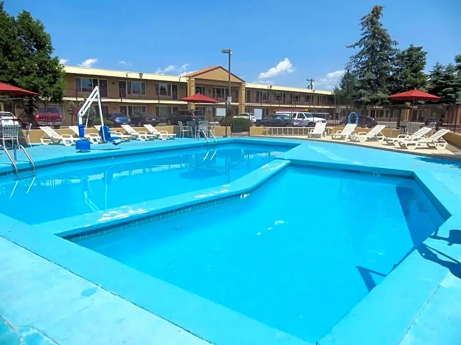 TravelStar Inn & Suites