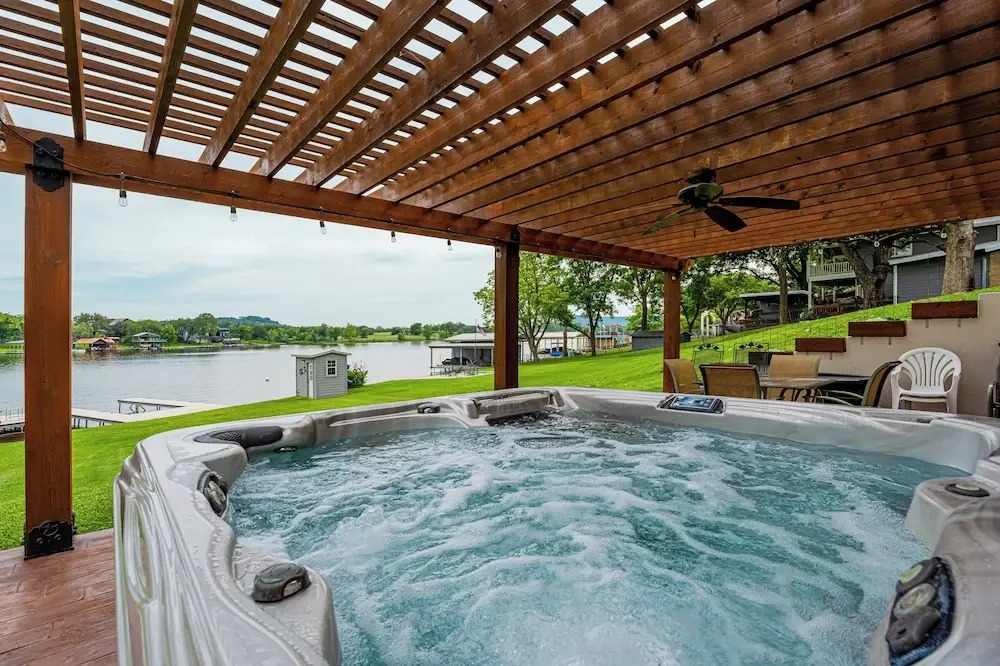 Waterfront 5 BR w/ Hot Tub Sleeps 13!