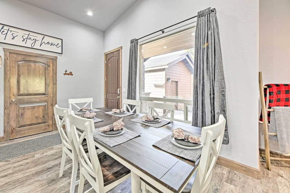 Chic Show Low Townhome w/ Bbq: Dogs Welcome!