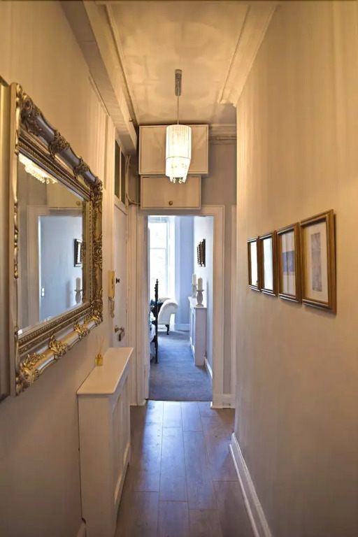 Jeffrey Street Apartment: Heart of the Old Town