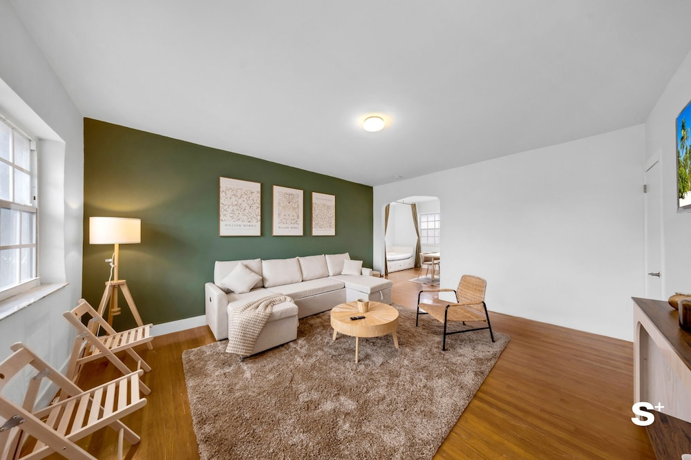Spacious 1BD Beachside Apt -Free Parking