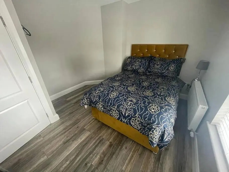 Modern 3 bed Townhouse newly refurbished free parking 10 mins walk to town centre , hospital and college. Wi-fi , Satellite TV, ideal rental for couples, families, professionals. Non smoking Premises