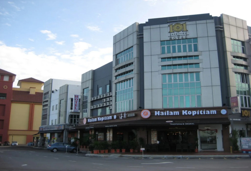 101 Lake View Hotel