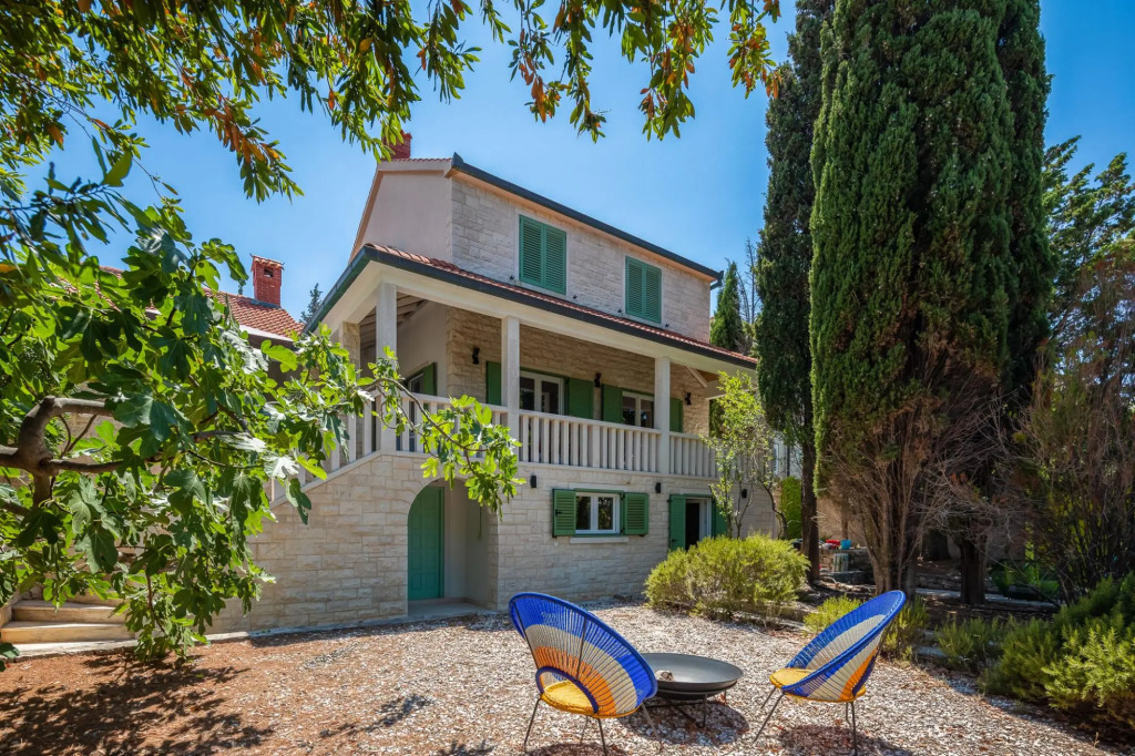 Sina in Splitska with 4 bedrooms and 3 bathrooms