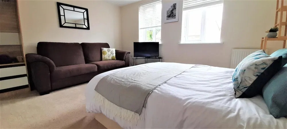 Modern 4 Bed House Sleeps 8 - Free Parking