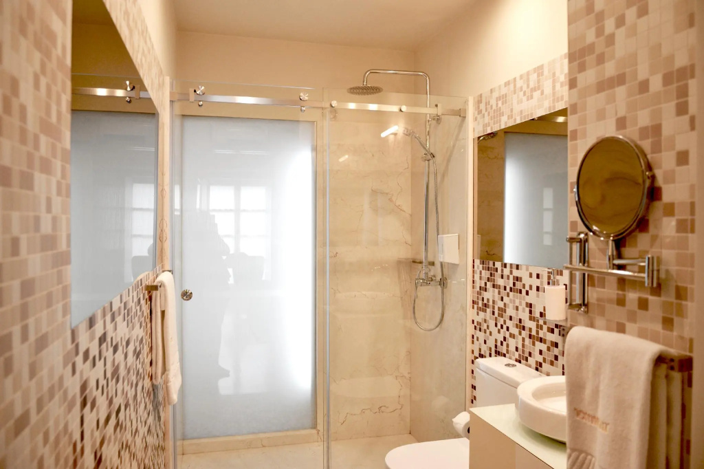 Room in Apartment - Stay in Historic Area of Porto