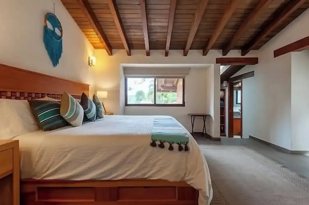 Incredible Property with Huge Garden and Pool!
