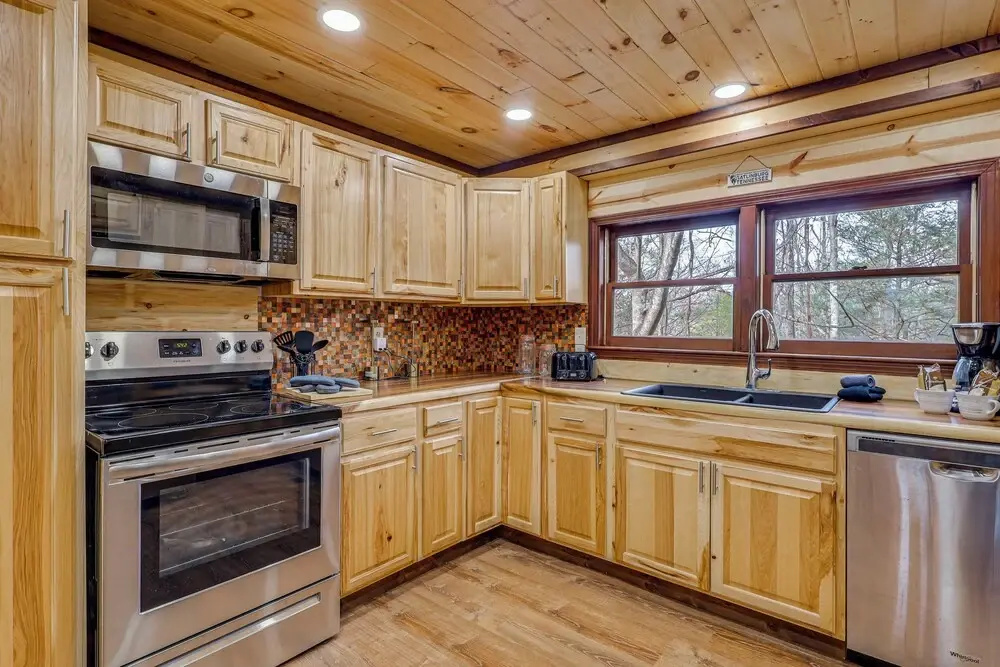 Hot Tub + Game Room: Gatlinburg Family Cabin!
