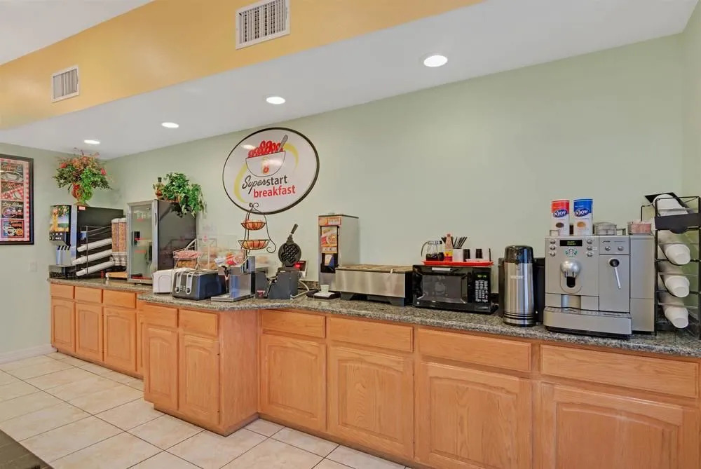 Super 8 Airport North