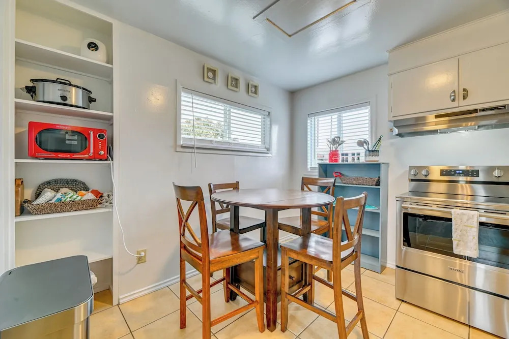 Near Ocean & Redwood National Park! Home w/ Yard