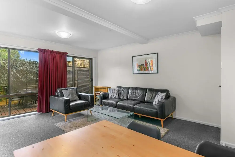 2-bed Townhouse Retreat in Sandy Bay With Parking