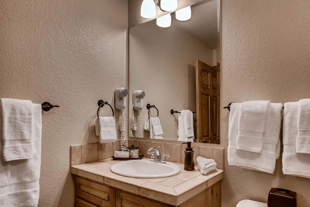 #1711 The Seasons at Keystone 3 Bedroom Townhome - Close to Ski and Convention Center