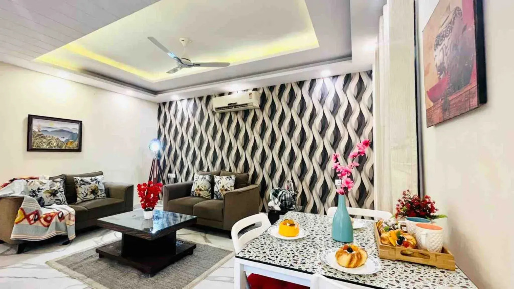 Bluo 2Bhk Patparganj- Balcony, Parking , Lift