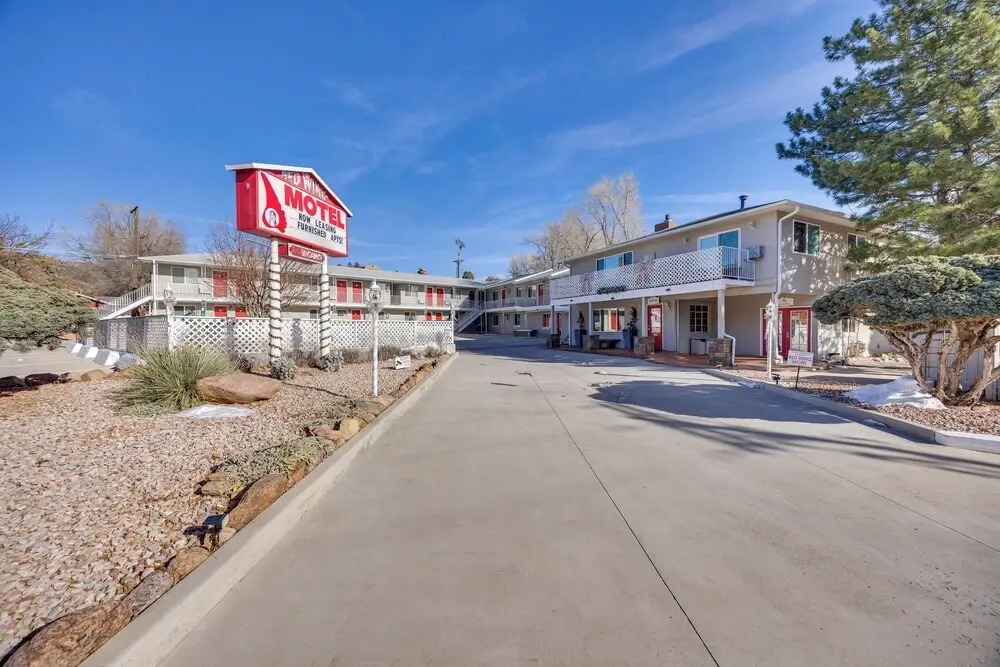 Walk to Attractions: Manitou Springs Studio