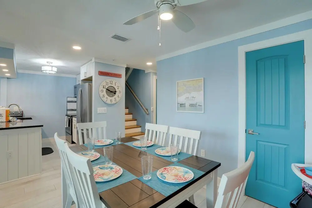 Sip, Sunbathe & Relax Poolside: Madeira Beach Gem!