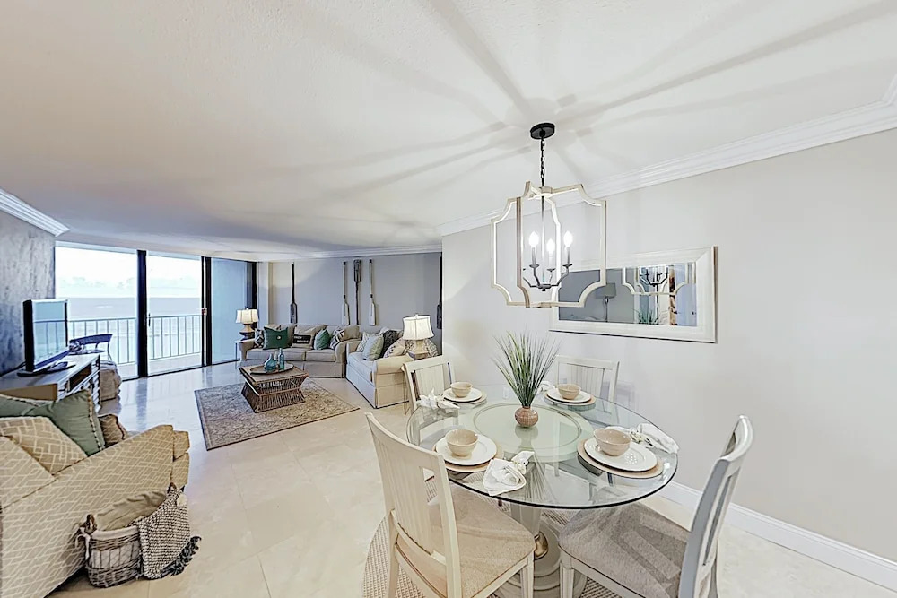 Chic High-rise W/ Gulf Views, Pool & Hot Tub 2 Bedroom Condo