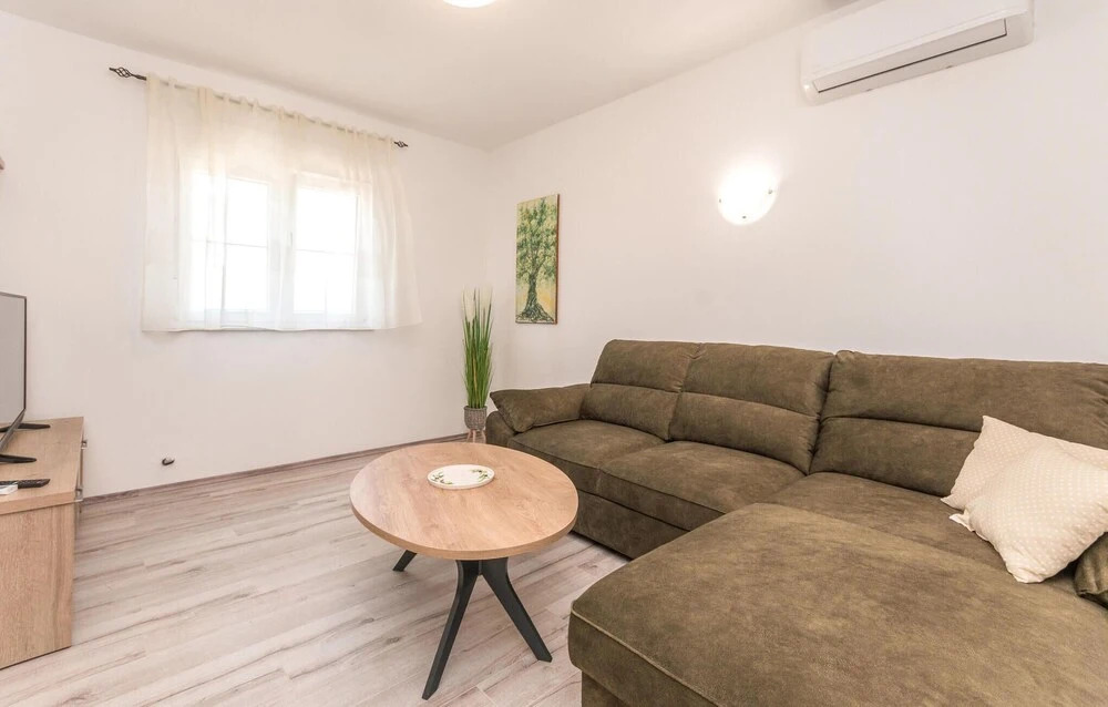 Nice Home in Ninski Stanovi With 4 Bedrooms and Wifi